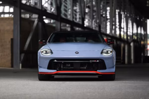 Halli värvi Nissan Z NISMO esivaade tööstusliku hoone taustal koos punase esispoileri aktsendiga
