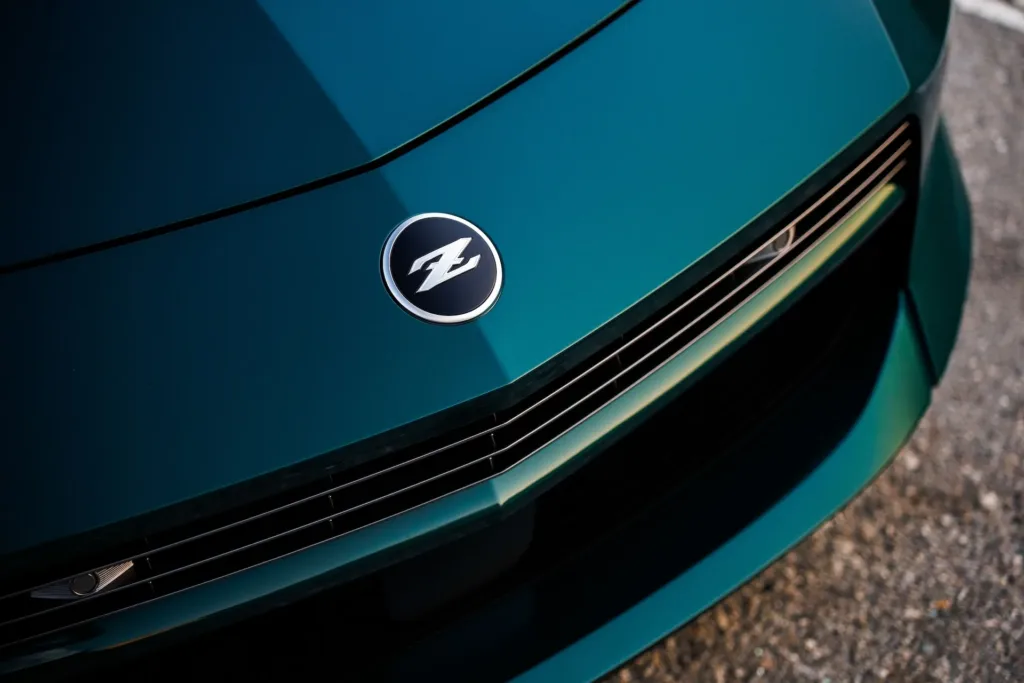 Rohekat tooni 2027 Nissan Z esivõre disain koos klassikalise Z embleemiga esiosal