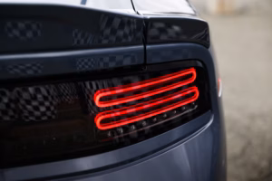 Punased Nissan Z NISMO tagatuled lähivaates koos 3D-efektiga LED-elementidega