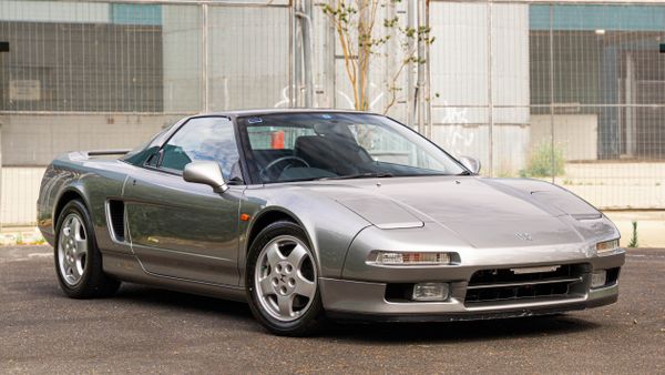Klassikaline hõbedane Honda NSX sportauto esikülje vaade klapptulede ja tehasevelgedega
