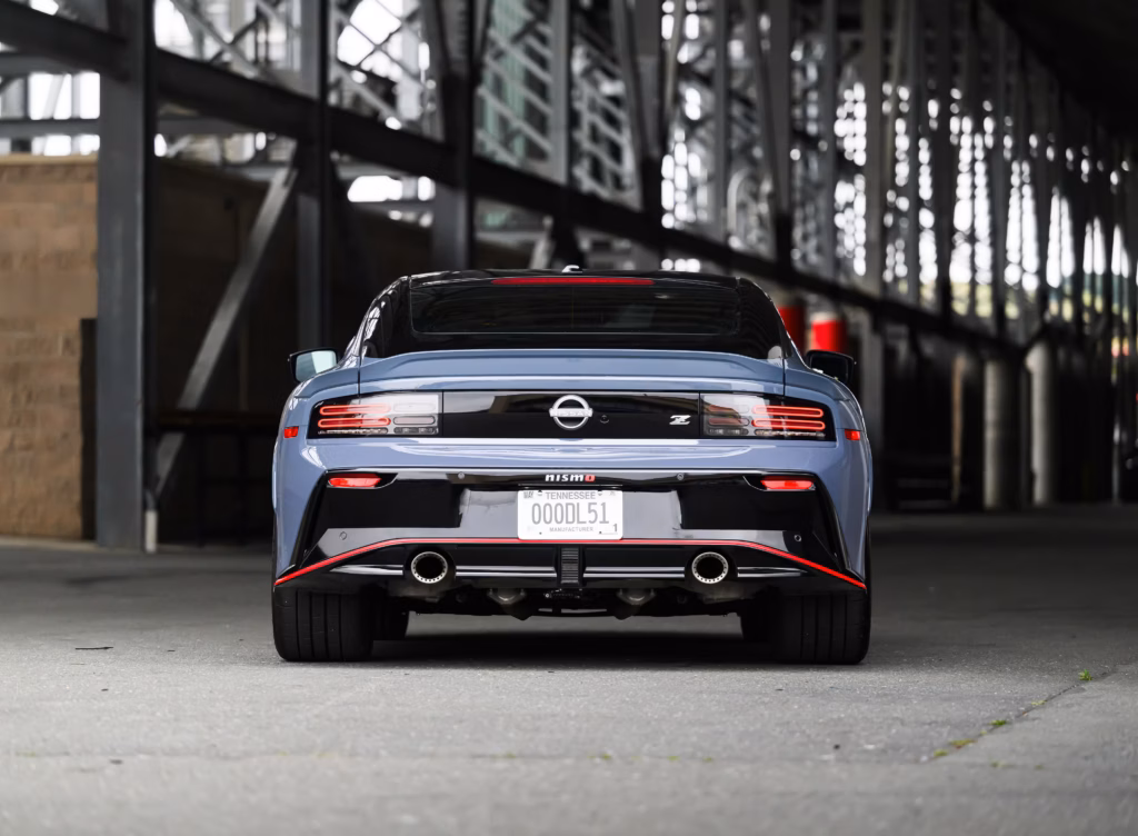 Tagantvaade hallile Nissan Z NISMO spordiautole tööstusliku hoone taustal
