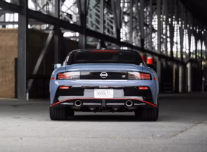 Tagantvaade hallile Nissan Z NISMO spordiautole tööstusliku hoone taustal
