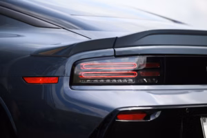 Nissan Z NISMO tagatule ja tagaspoileri lähivõte hallil spordiautol