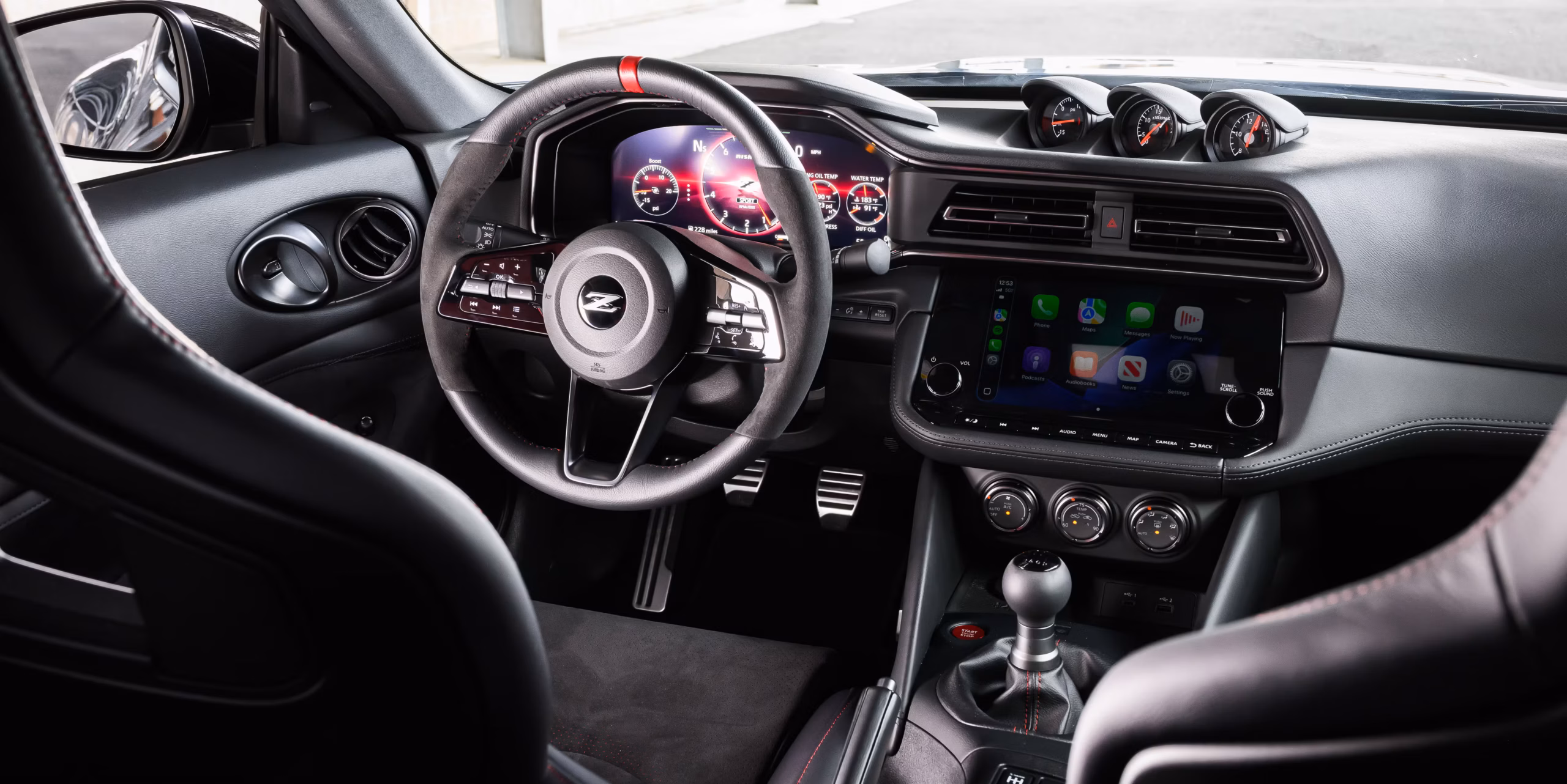 Nissan Z NISMO interjöör sportrooli, manuaalkäigukasti ja digitaalse armatuuriga