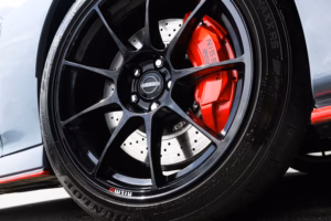 Must Nissan Z NISMO velg ja suur punane pidurisadul Dunlop rehviga