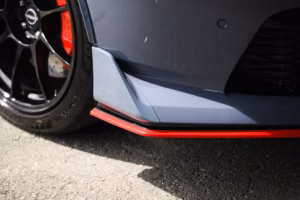 Nissan Z NISMO halli esispoileri ja punase aerodünaamilise detaili lähivõte koos pidurisadulaga