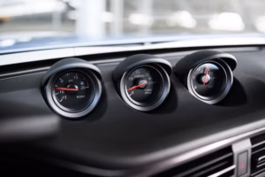 Nissan Z NISMO armatuurlaua lisakellad ja turbonäidik lähivaates
