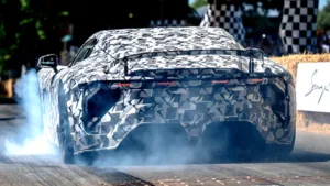 Kamuflaažiga varjatud Gazoo Racing sportauto prototüüp rehvisuitsu saatmas tagantvaates. Eeldatavasti Lexus LFA järglane