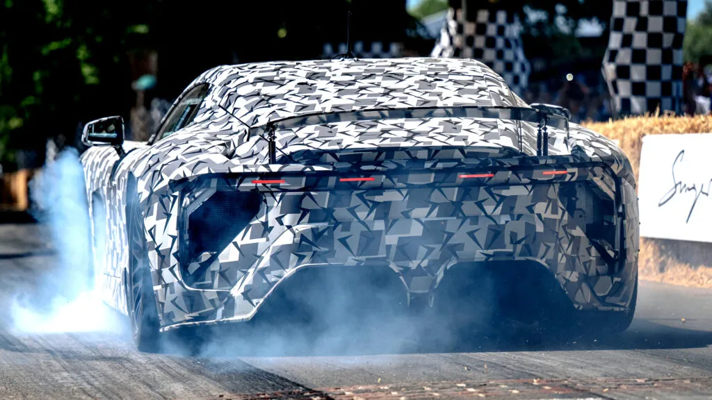 Kamuflaažiga varjatud Gazoo Racing sportauto prototüüp rehvisuitsu saatmas tagantvaates. Eeldatavasti Lexus LFA järglane