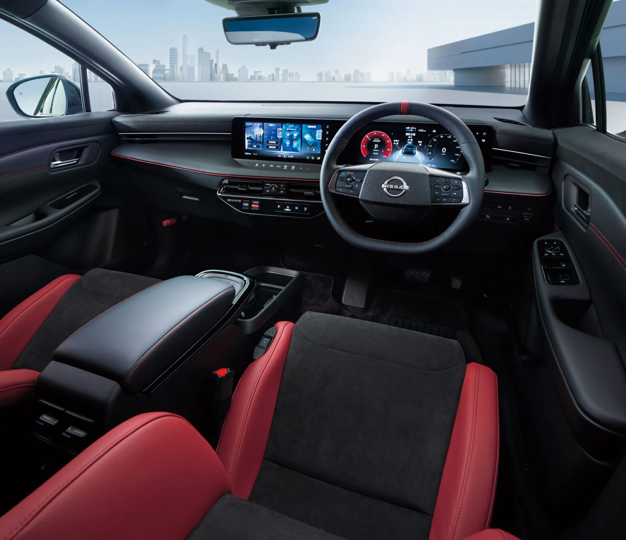 2027 Nissan Leaf Nismo interjöör sportlike punaste detailide, korpuseistmete ja digitaalse armatuurlauaga