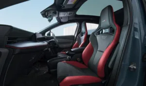 Nissan Leaf Nismo sportlikud Recaro korpuseistmed punase-musta viimistluse ja Nismo logodega