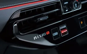2027 Nissan Leaf Nismo salongi detail Nismo logo, e-Pedali nupu ja punaste aktsentidega