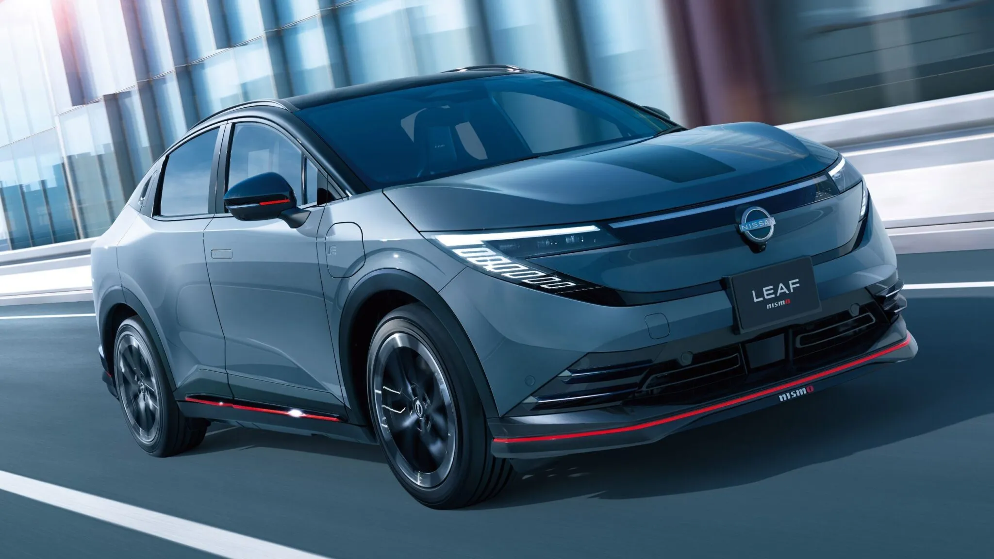 2027 Nissan Leaf Nismo esiosa agressiivse bodykit'i ja punaste detailidega