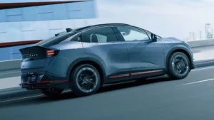 Nissan Leaf Nismo küljvaade dünaamilises liikumises punaste aktsentide ja sportlike velgedega