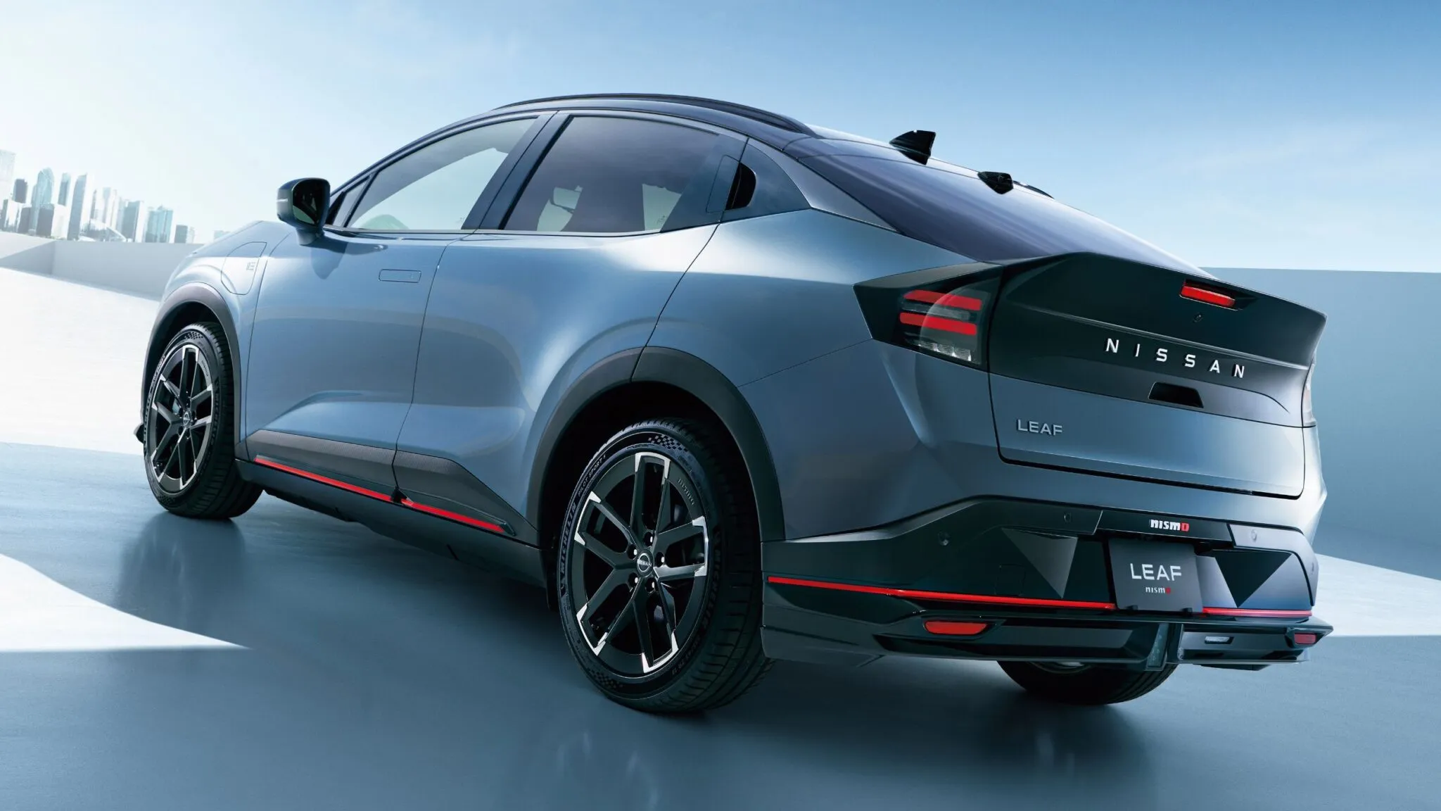 Nissan Leaf Nismo tagumine vaade koos pardisaba spoileri ja punase joonega kaitserauaga