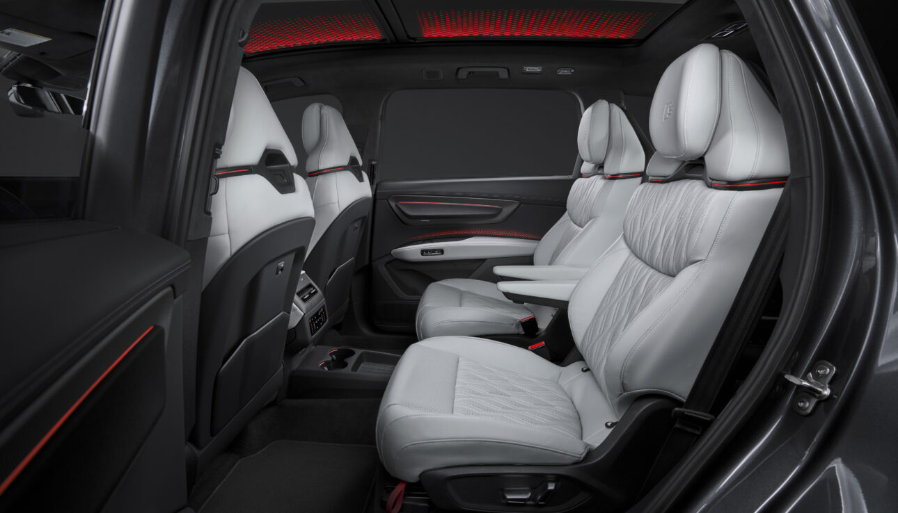 Audi SQ9 tagaistmete ja panoraamkatuse vaade avatud uksest koos helgete nahkistmetega