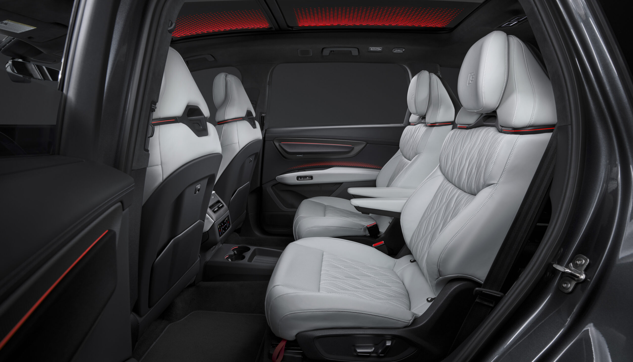 Audi SQ9 tagaistmete ja panoraamkatuse vaade avatud uksest koos helgete nahkistmetega