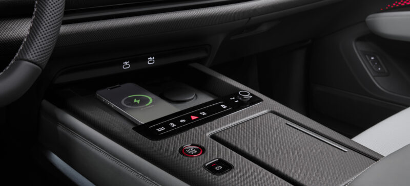 Audi SQ9 keskkonsool koos juhtmeta laadija, nutitelefoni, käivitusnupu ja juhtnuppudega
