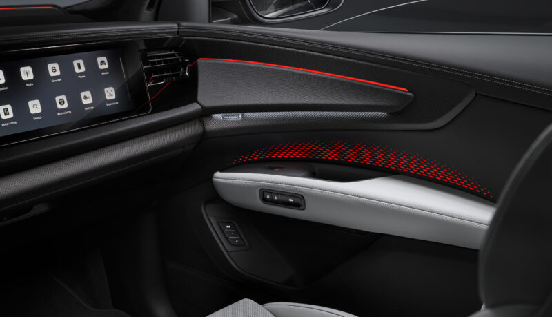 Audi SQ9 kõrvalistuja uksepaneeli ja armatuurlaua detail punase meeleoluvalgustusega