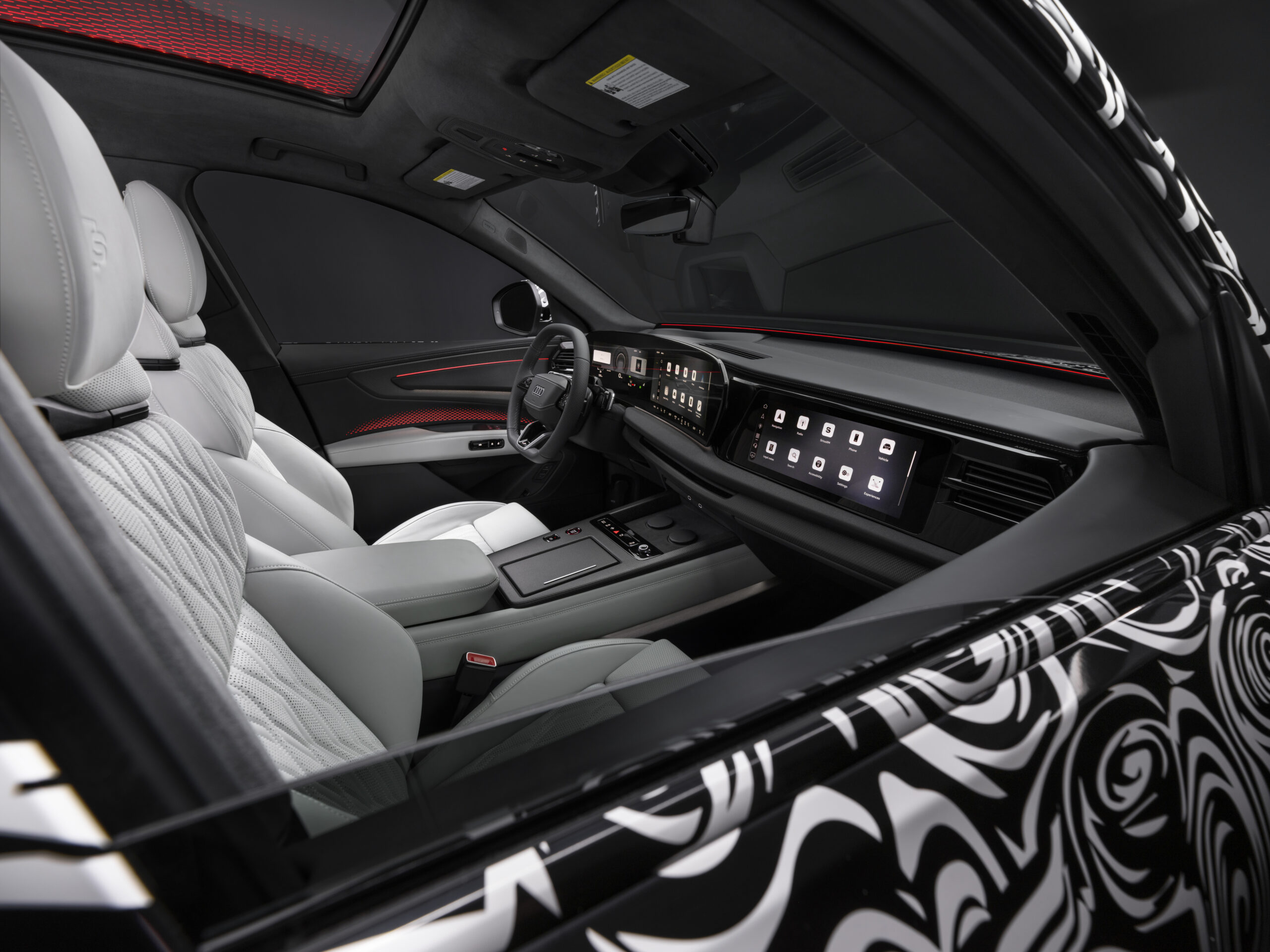 Audi SQ9 esisalongi interjöör koos digitaalsete ekraanide ja heledate nahkistmetega