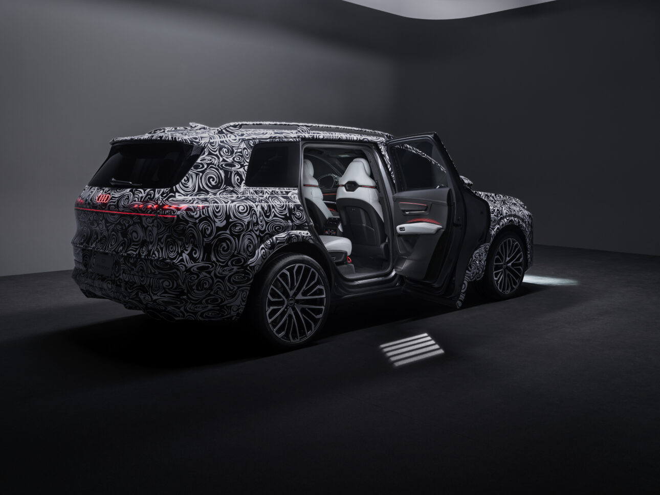Kamuflaažmustriga Audi Q9 prototüüp avatud ustega fotostuudios