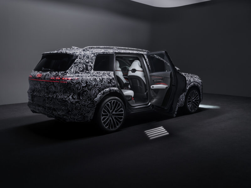 Kamuflaažmustriga Audi Q9 prototüüp avatud ustega fotostuudios