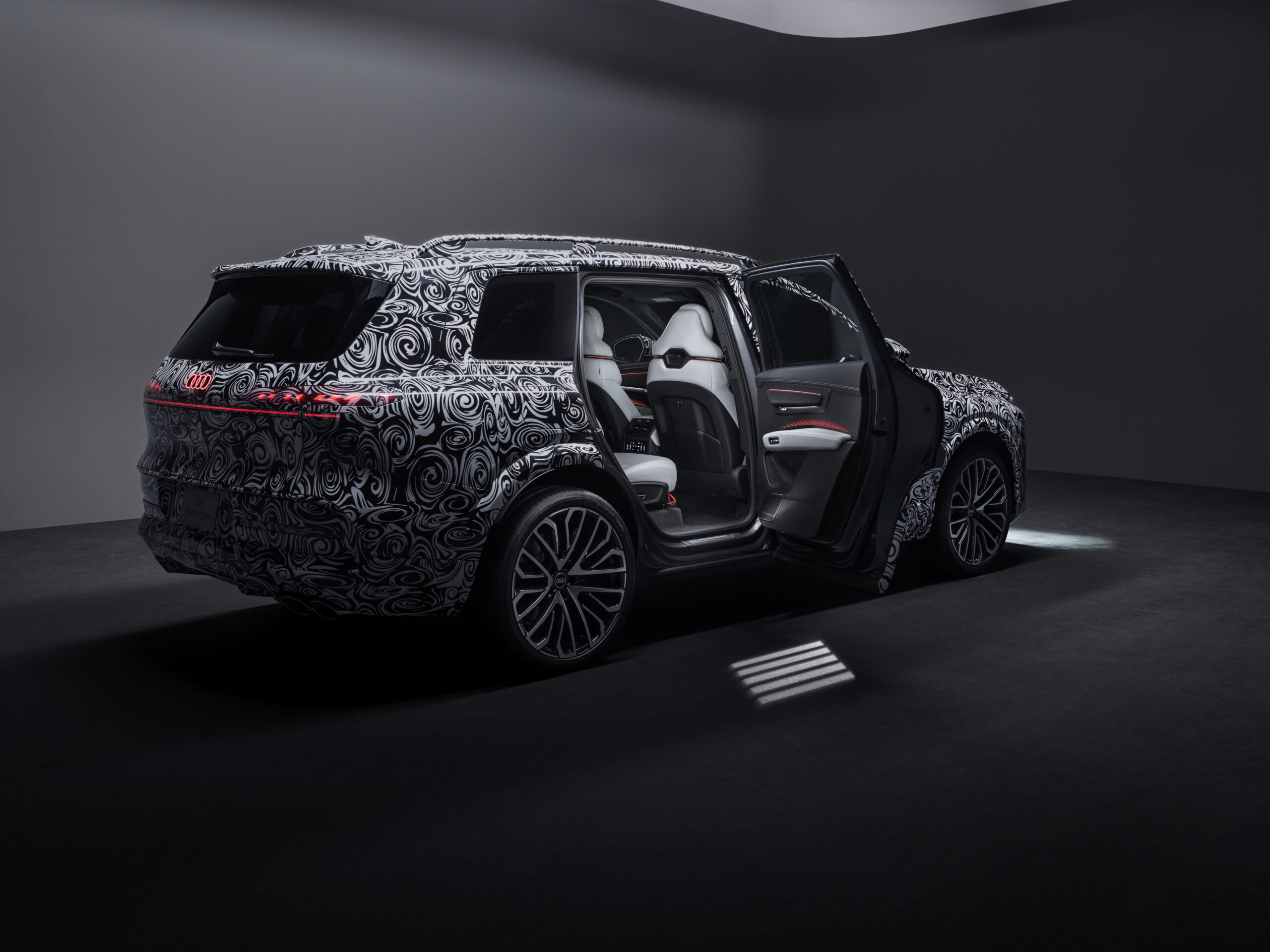 Kamuflaažmustriga Audi Q9 prototüüp avatud ustega fotostuudios