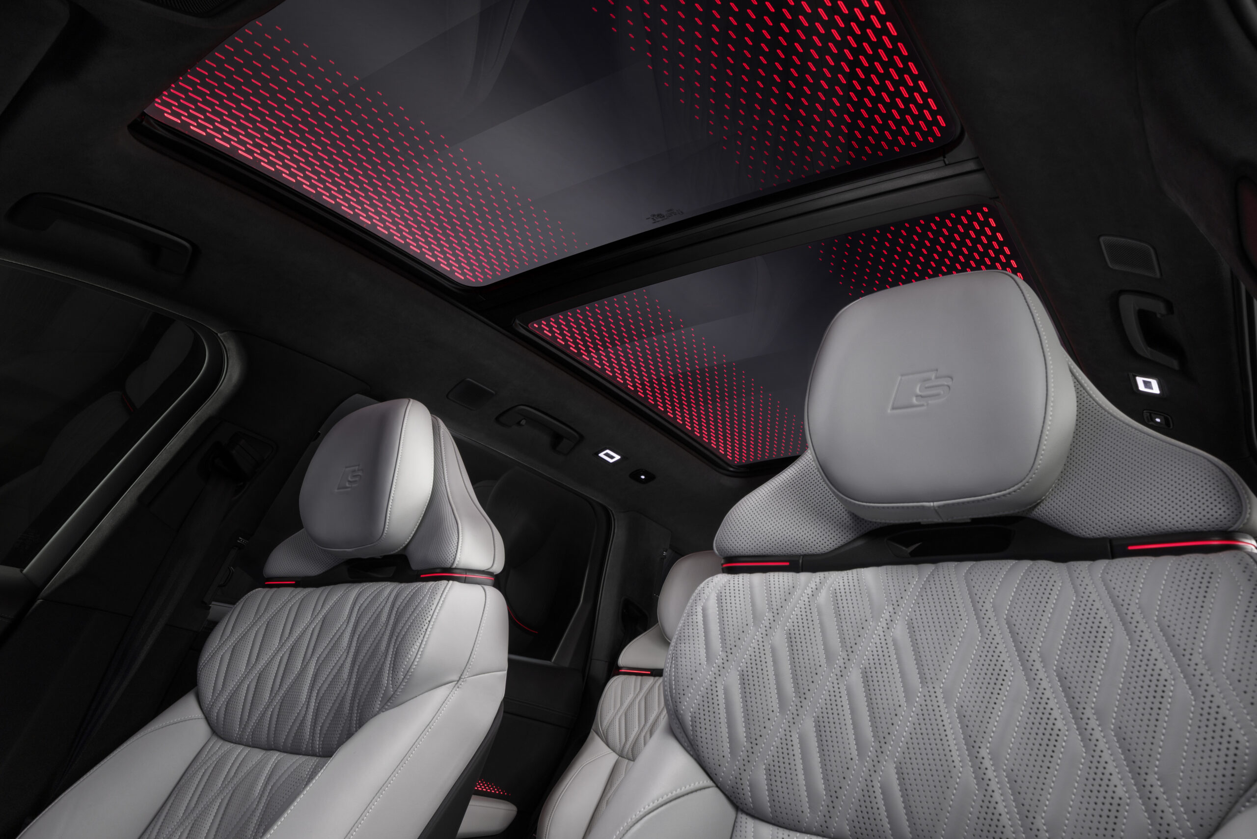 Audi SQ9 panoraamkatus punase LED-valgustusega ja heledad perforeeritud nahkistmed