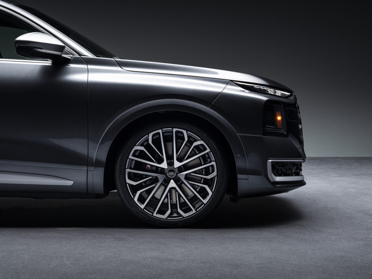 Audi SQ9 esiratas ja esiosa profiilivaade stuudiovalguses