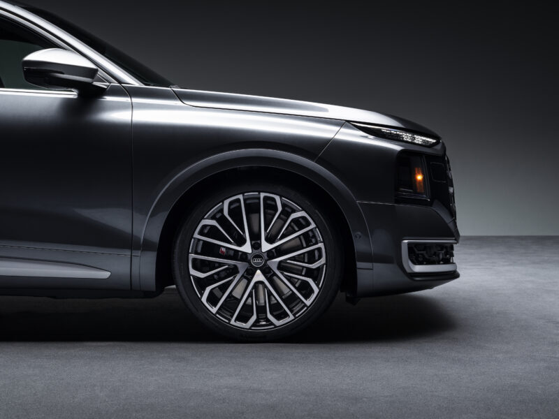 Audi SQ9 esiratas ja esiosa profiilivaade stuudiovalguses