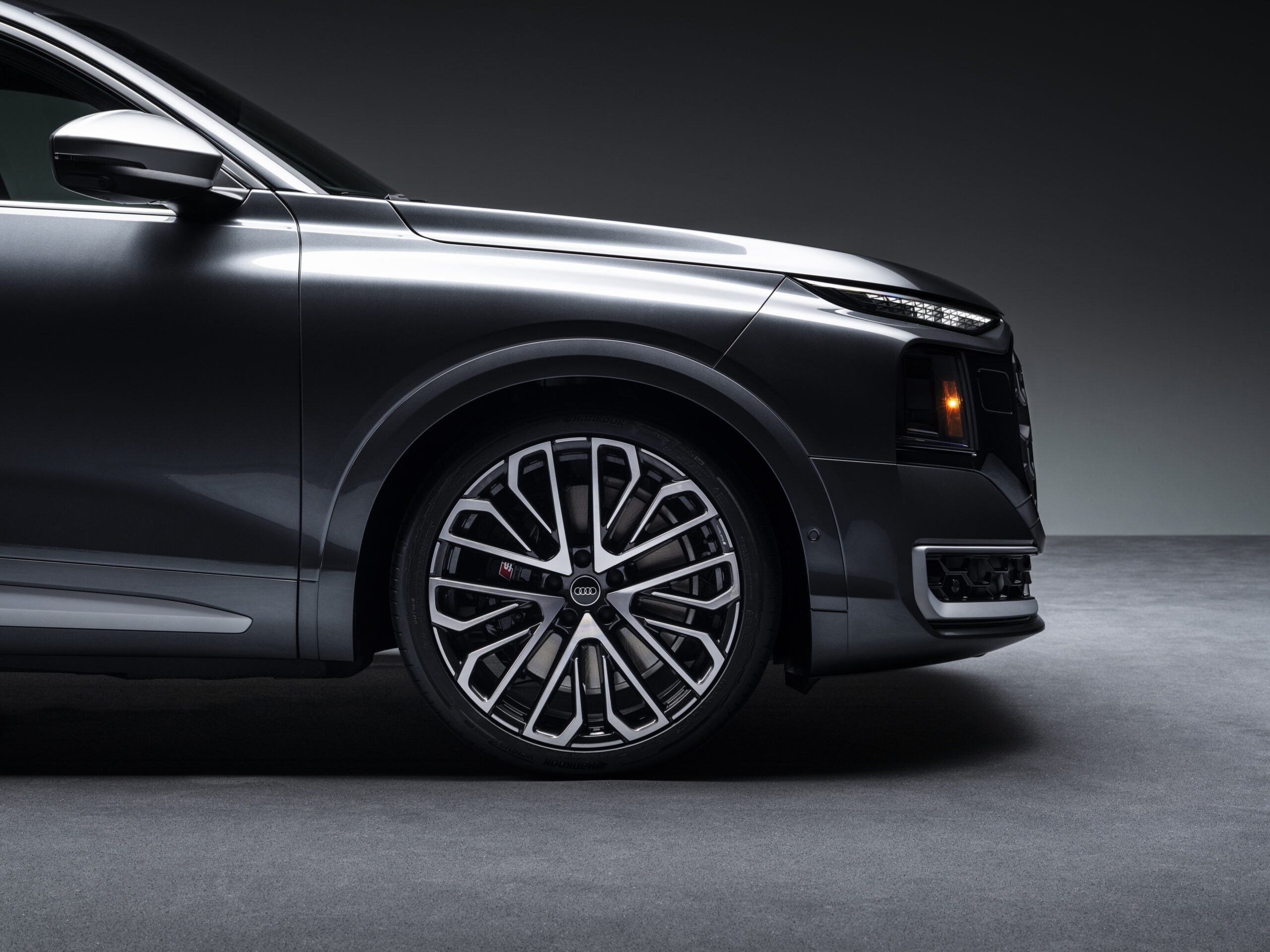 Audi SQ9 esiratas ja esiosa profiilivaade stuudiovalguses