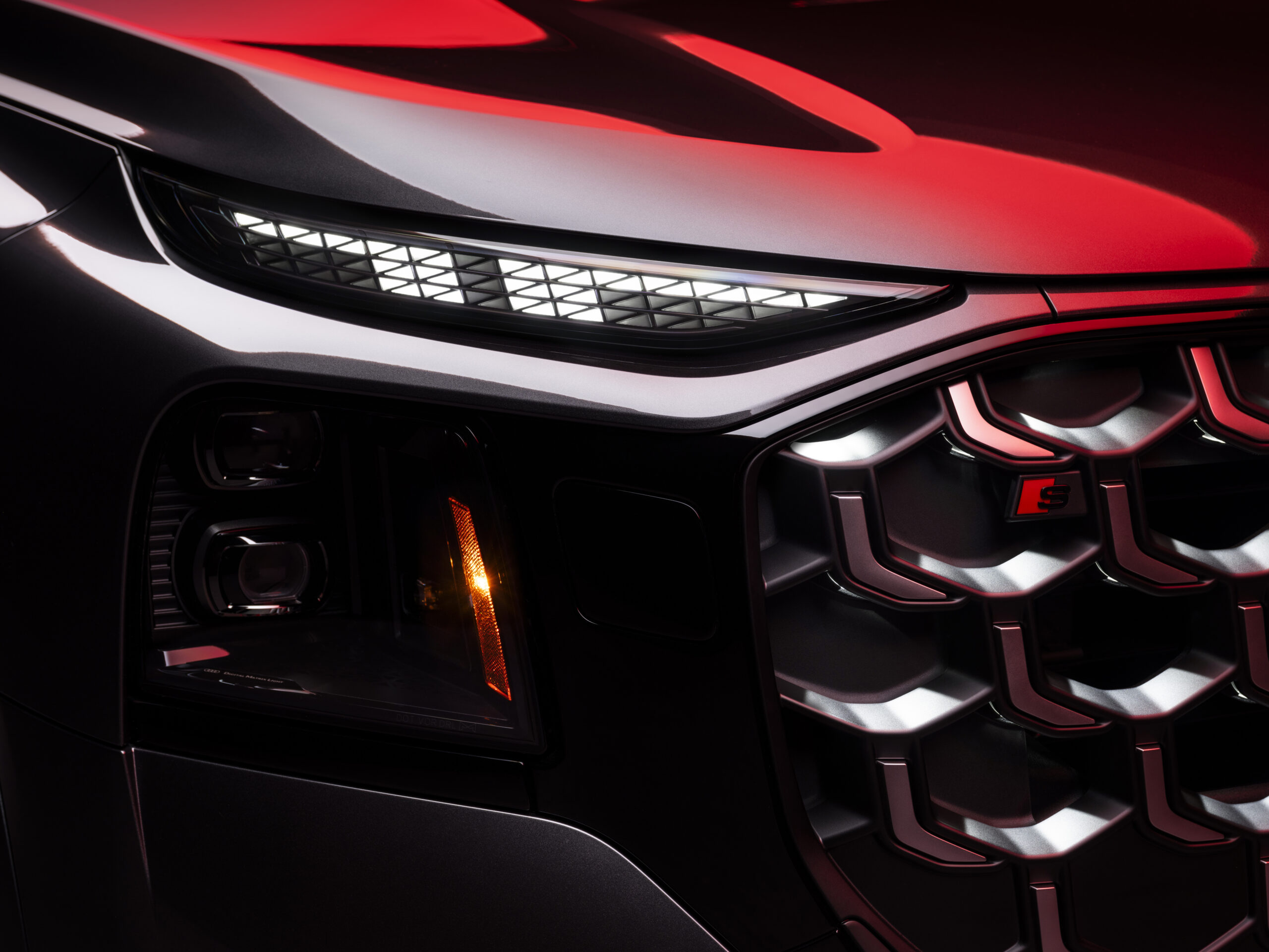 Audi SQ9 esitule ja esivõre lähivõte punases stuudiovalguses