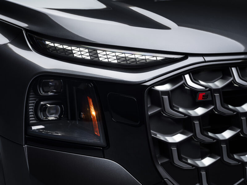 Audi SQ9 esitule ja võre detailvaade koos LED-päevasõidutule ning S-embleemiga