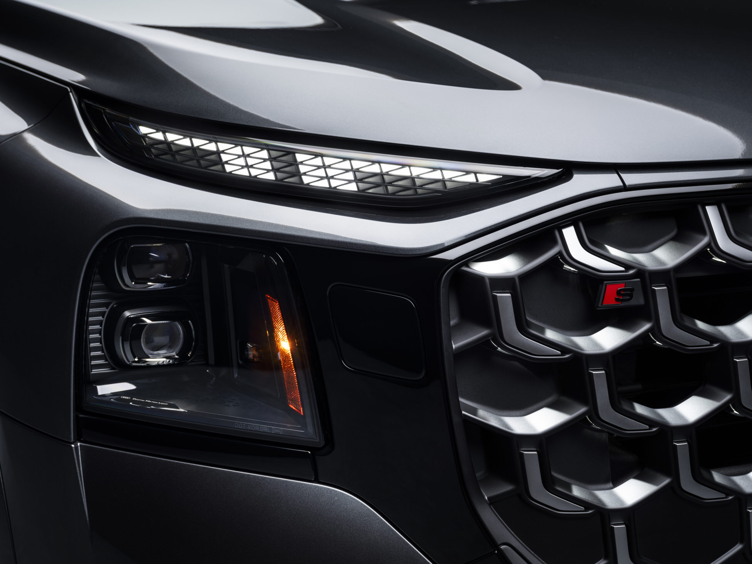 Audi SQ9 esitule ja võre detailvaade koos LED-päevasõidutule ning S-embleemiga