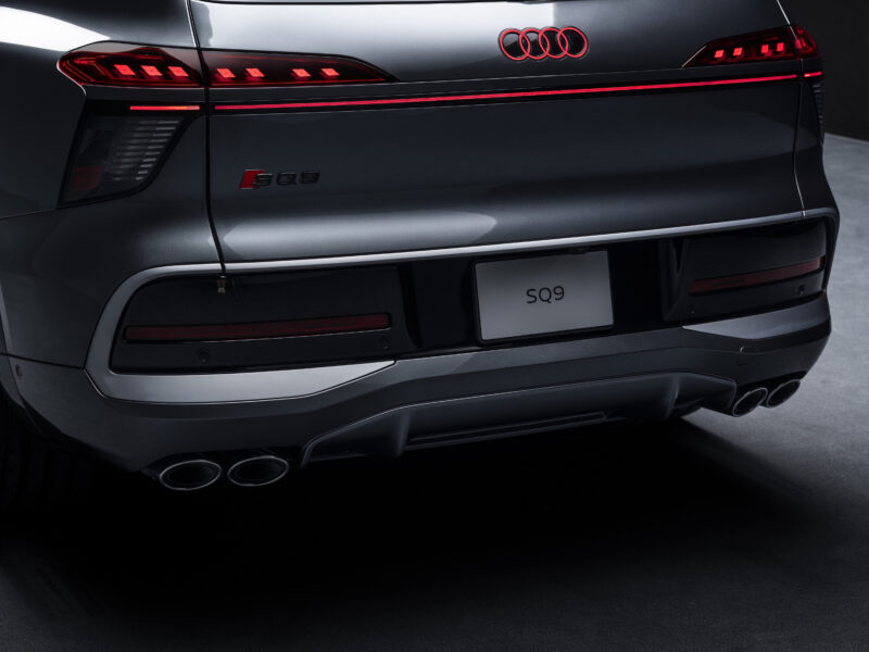 Audi SQ9 tagaosa detailvaade koos valgustatud Audi logo, SQ9 märgise ja neliksummutiga