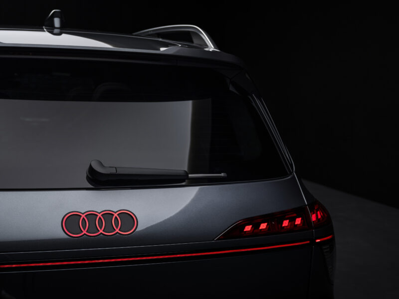 Audi SQ9 valgustatud punane Audi logo ja LED-tagatule detail