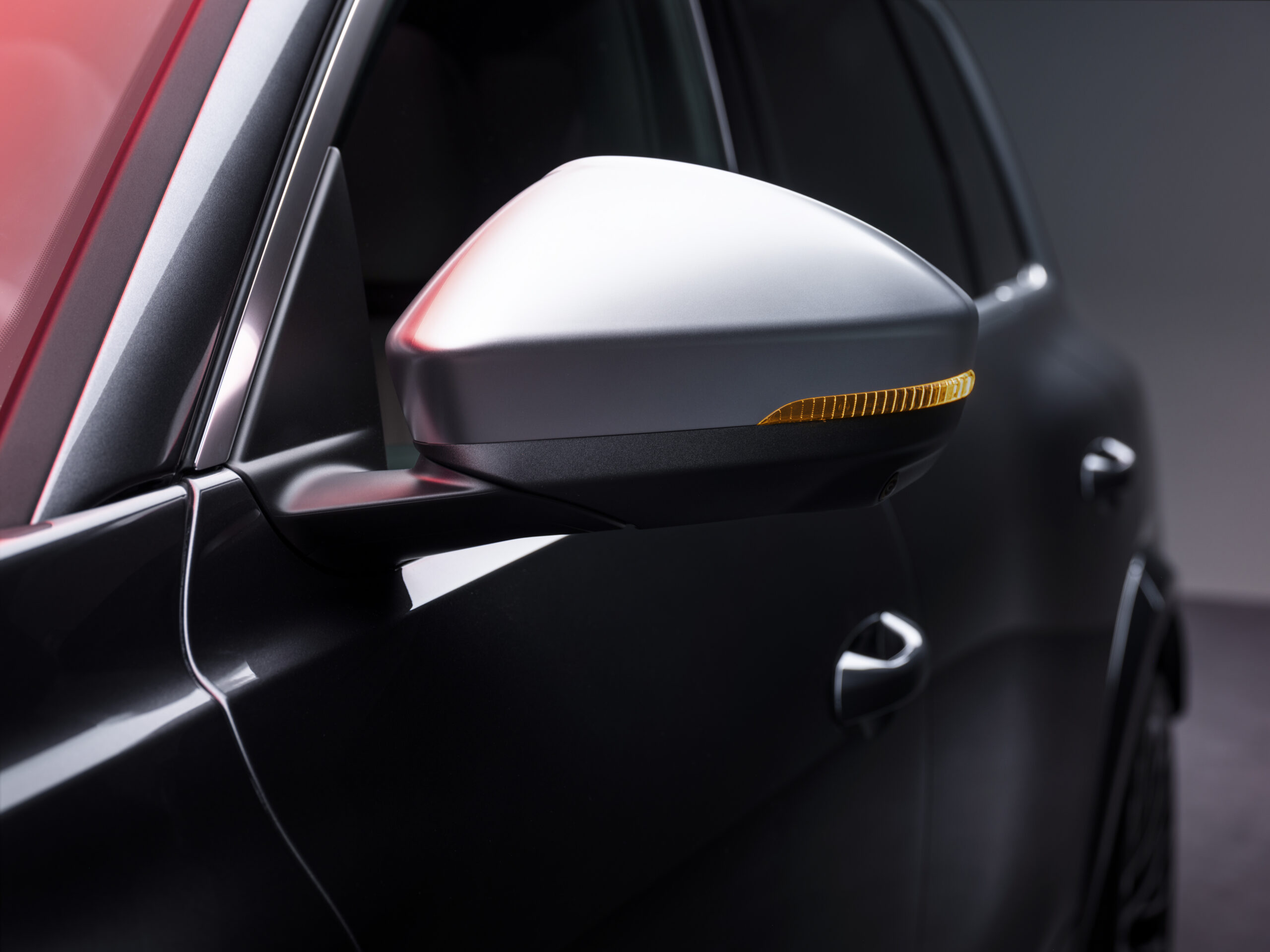 Audi SQ9 külgpeegel koos kollase LED-suunatulega detailvaates