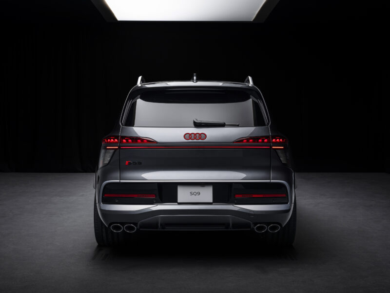Audi SQ9 tagaosa otsevaates stuudiovalguses koos valgustatud Audi logo ja SQ9 tähisega