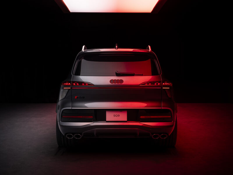 Audi SQ9 tagaosa otsevaates punase stuudiovalglustuse, valgustatud logo ja SQ9 märgiga