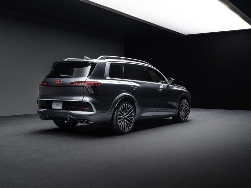 Tumehall Audi SQ9 tagumine külgvaade stuudiovalguses koos valgustatud logo ja LED-tagatuledega