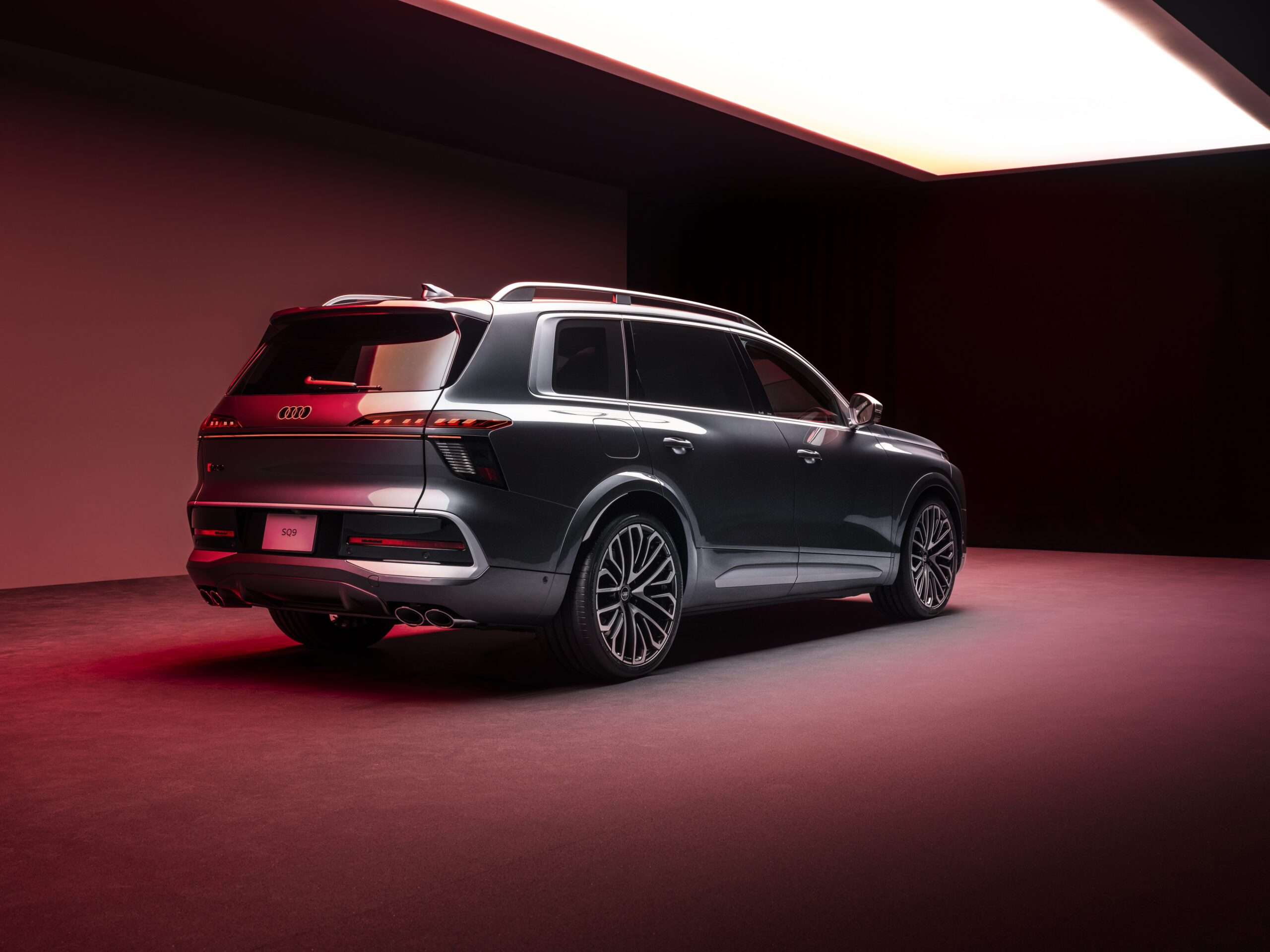 Tumehall Audi SQ9 tagumine külgvaade punases stuudiovalguses
