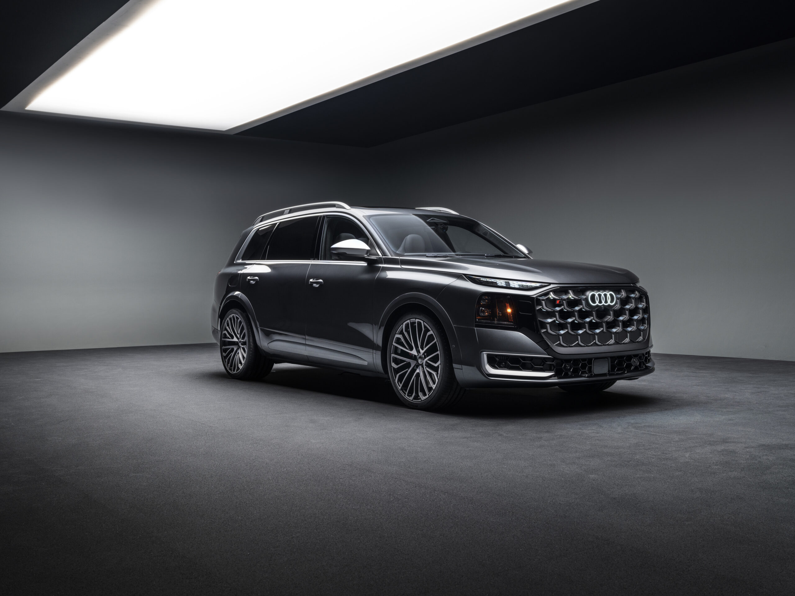 Tumehall Audi SQ9 esikülgvaates stuudiovalguses