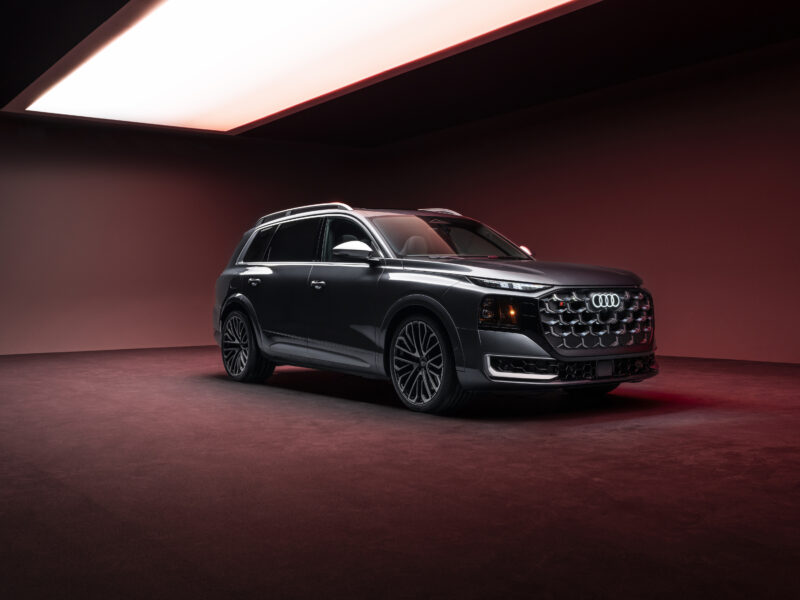 Tumehall Audi SQ9 punase valgustusega stuudios, esikülgvaade