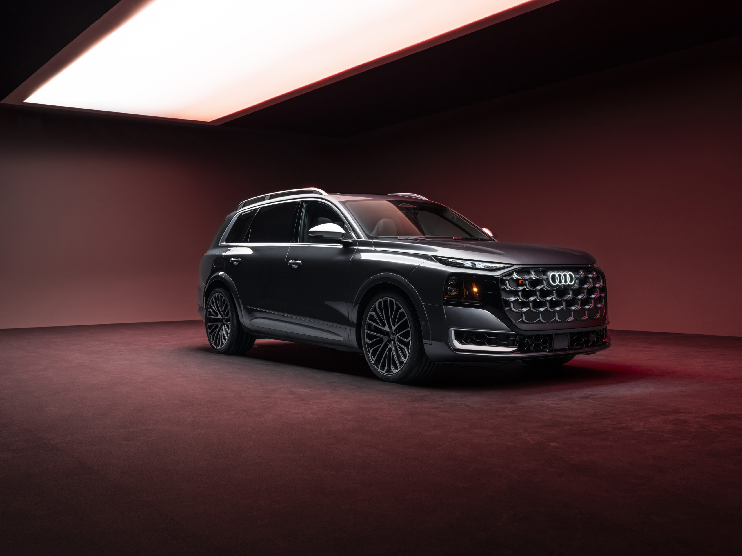 Tumehall Audi SQ9 punase valgustusega stuudios, esikülgvaade