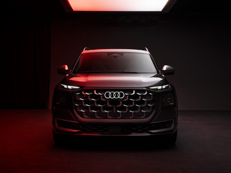Audi SQ9 esiosa otsevaates punase stuudiovalglustuse ja valgustatud logoga