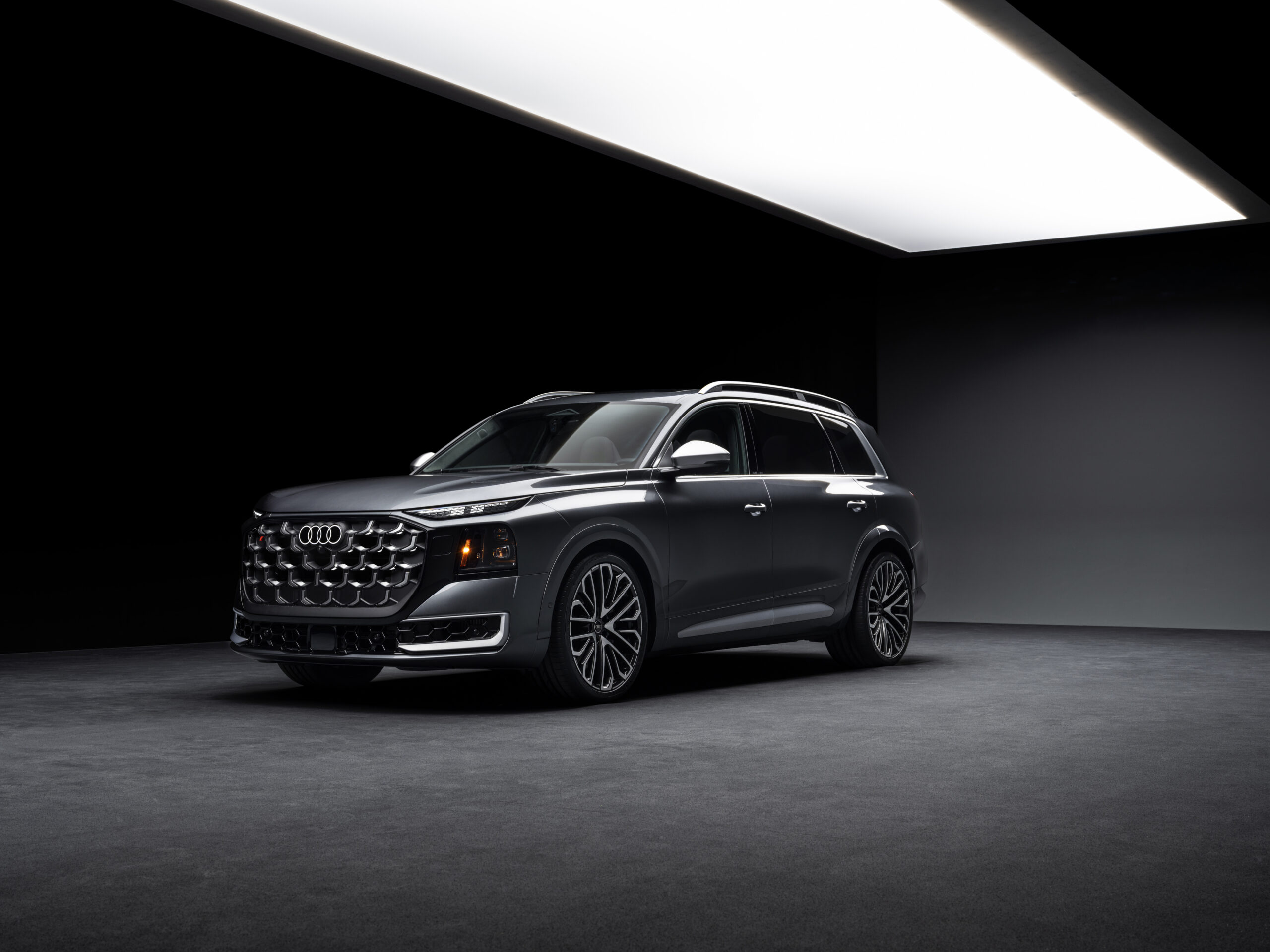 Tumehall Audi SQ9 stuudiovalguses tumedal taustal