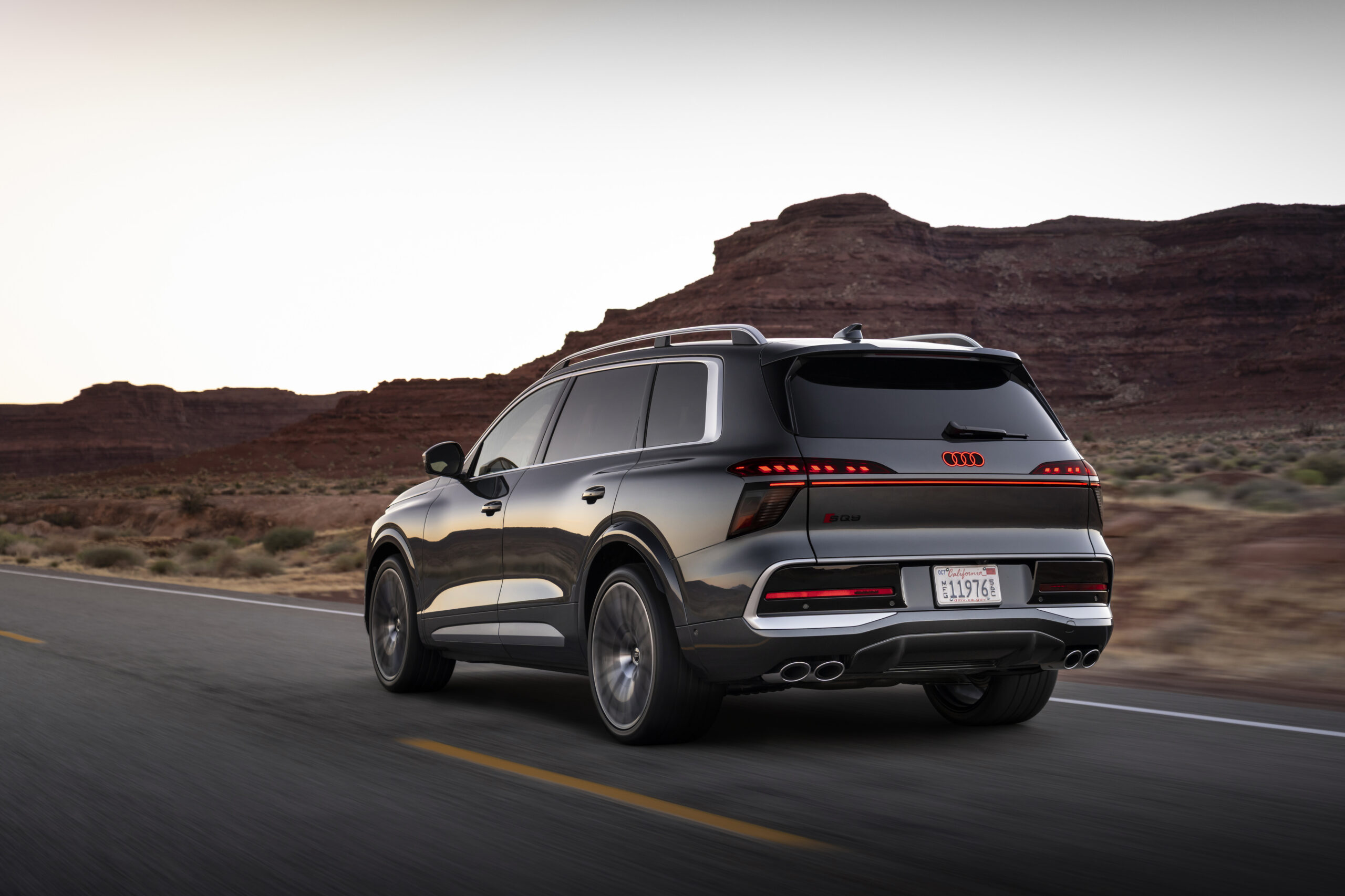 Tumehall Audi SQ9 sõitmas kõrbemaanteel, tagumine külgvaade