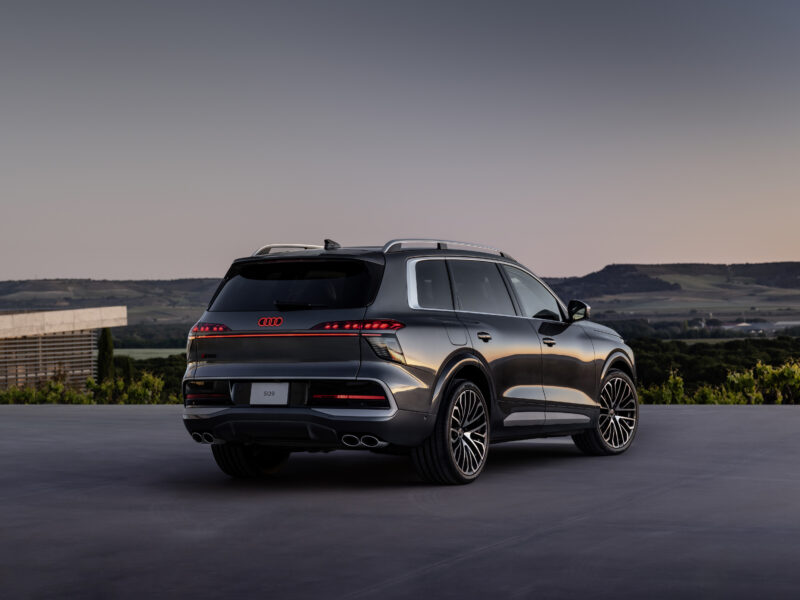 Tumehall Audi SQ9 tagumine külgvaade pargitud avatud terrassile päikeseloojangul