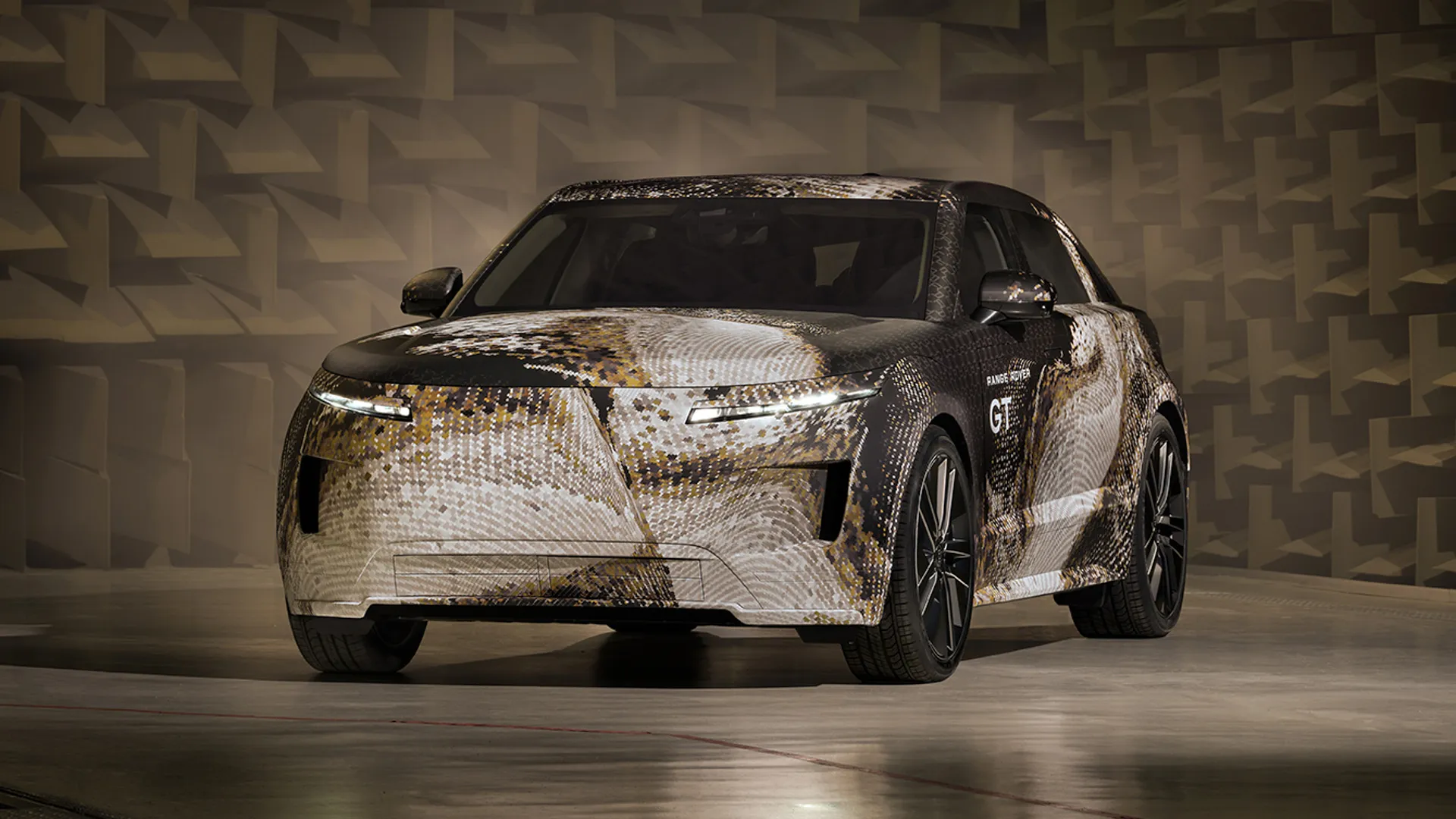 Range Rover GT: Briti luksusbränd teeb midagi täiesti ootamatut – luukpära või linnamaastur? 1 Range Rover GT kolmveerandvaade esiosast eridisainiga kamuflaaži ja stiilsete tuledega