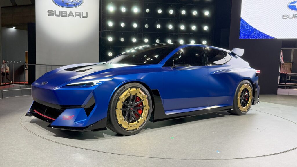 Subaru uue generatsiooni luukpära kontseptsioon Subaru sportmudelid 2027: Uus Subaru WRX STI luukpära ideeauto vihmasel teel.